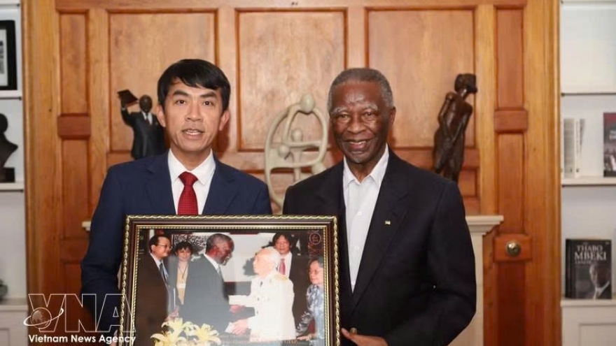 Former South African President receives gift from General Vo Nguyen Giap’s family